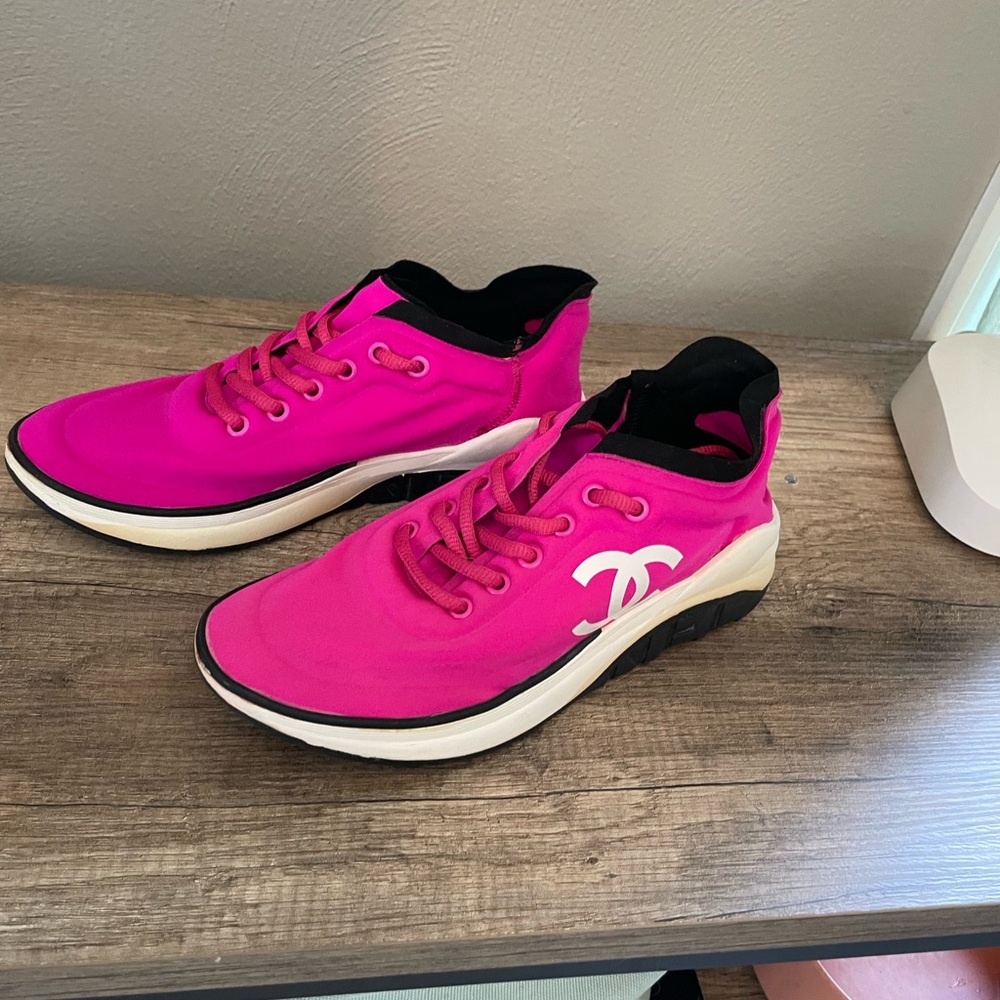 CHANEL Pink Sneakers with White Logo and Streamlined Design - Picture 2 of 7
